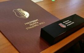 Młodzieżowa Rada Miejska w Stalowej Woli rozpoczęła swoją działalność (na zdjęciu znajduje sie teczka z herbem urzedu miasta)