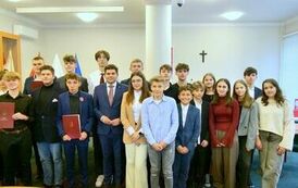 Młodzieżowa Rada Miejska w Stalowej Woli rozpoczęła swoją działalność (na zdjęciu znajduje się grupa os&oacute;b)