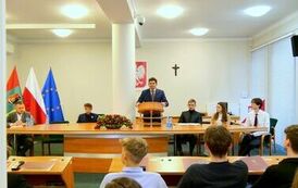 Młodzieżowa Rada Miejska w Stalowej Woli rozpoczęła swoją działalność (na zdjęciu znajduje się grupa os&oacute;b)