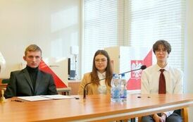 Młodzieżowa Rada Miejska w Stalowej Woli rozpoczęła swoją działalność (na zdjęciu znajduje się dw&oacute;ch mężczyzn i kobieta)