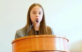 Młodzieżowa Rada Miejska w Stalowej Woli rozpoczęła swoją działalność (na zdjęciu znajduje się kobieta)