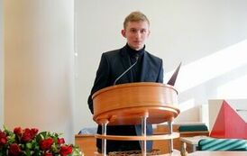 Młodzieżowa Rada Miejska w Stalowej Woli rozpoczęła swoją działalność (na zdjęciu znajduje się męzczyzna)