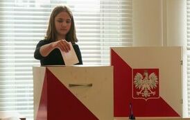Młodzieżowa Rada Miejska w Stalowej Woli rozpoczęła swoją działalność (na zdjęciu znajduje się kobieta)
