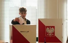Młodzieżowa Rada Miejska w Stalowej Woli rozpoczęła swoją działalność (na zdjęciu znajduje się męzczyzna)