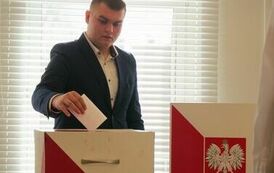 Młodzieżowa Rada Miejska w Stalowej Woli rozpoczęła swoją działalność (na zdjęciu znajduje się męzczyzna)