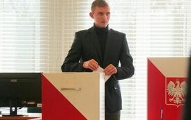 Młodzieżowa Rada Miejska w Stalowej Woli rozpoczęła swoją działalność (na zdjęciu znajduje się męzczyzna)