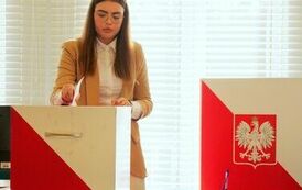 Młodzieżowa Rada Miejska w Stalowej Woli rozpoczęła swoją działalność (na zdjęciu znajduje się kobieta)