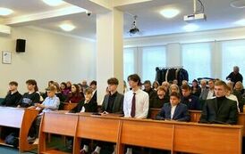 Młodzieżowa Rada Miejska w Stalowej Woli rozpoczęła swoją działalność (na zdjęciu znajduje się grupa os&oacute;b)