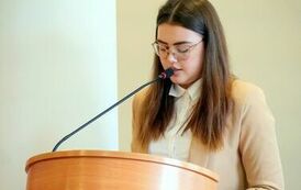 Młodzieżowa Rada Miejska w Stalowej Woli rozpoczęła swoją działalność (na zdjęciu znajduje się kobieta)