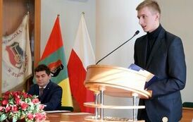 Młodzieżowa Rada Miejska w Stalowej Woli rozpoczęła swoją działalność (na zdjęciu znajduje się dw&oacute;ch mężczyzn)