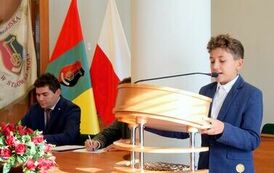 Młodzieżowa Rada Miejska w Stalowej Woli rozpoczęła swoją działalność (na zdjęciu znajduje się dw&oacute;ch mężczyzn)