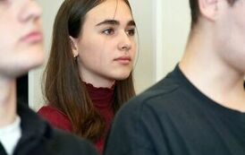 Młodzieżowa Rada Miejska w Stalowej Woli rozpoczęła swoją działalność (na zdjęciu znajduje się kobieta)