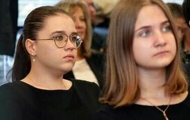 Młodzieżowa Rada Miejska w Stalowej Woli rozpoczęła swoją działalność (na zdjęciu znajdują się dwie kobiety)