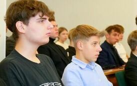 Młodzieżowa Rada Miejska w Stalowej Woli rozpoczęła swoją działalność (na zdjęciu znajduje się dw&oacute;ch mężczyzn)
