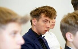 Młodzieżowa Rada Miejska w Stalowej Woli rozpoczęła swoją działalność (na zdjęciu znajduje się męzczyzna)