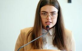 Młodzieżowa Rada Miejska w Stalowej Woli rozpoczęła swoją działalność (na zdjęciu znajduje się kobieta)