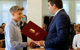 Młodzieżowa Rada Miejska w Stalowej Woli rozpoczęła swoją działalność (na zdjęciu znajduje się dw&oacute;ch mężczyzn)