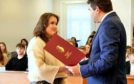 Młodzieżowa Rada Miejska w Stalowej Woli rozpoczęła swoją działalność (na zdjęciu znajduje się męzczyzna i kobieta)