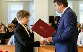Młodzieżowa Rada Miejska w Stalowej Woli rozpoczęła swoją działalność (na zdjęciu znajduje się dw&oacute;ch mężczyzn)