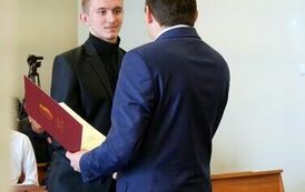 Młodzieżowa Rada Miejska w Stalowej Woli rozpoczęła swoją działalność (na zdjęciu znajduje się dw&oacute;ch mężczyzn)