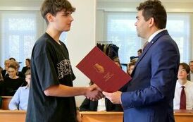 Młodzieżowa Rada Miejska w Stalowej Woli rozpoczęła swoją działalność (na zdjęciu znajduje się dw&oacute;ch mężczyzn)