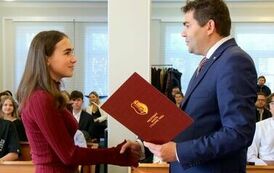 Młodzieżowa Rada Miejska w Stalowej Woli rozpoczęła swoją działalność (na zdjęciu znajduje się męzczyzna i kobieta)