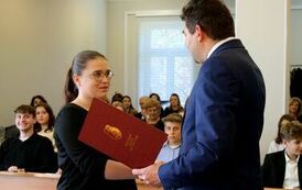 Młodzieżowa Rada Miejska w Stalowej Woli rozpoczęła swoją działalność (na zdjęciu znajduje się męzczyzna i kobieta)