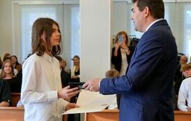 Młodzieżowa Rada Miejska w Stalowej Woli rozpoczęła swoją działalność (na zdjęciu znajduje się męzczyzna i kobieta)
