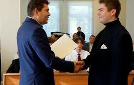 Młodzieżowa Rada Miejska w Stalowej Woli rozpoczęła swoją działalność (na zdjęciu znajduje się dw&oacute;ch mężczyzn)