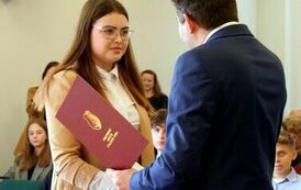 Młodzieżowa Rada Miejska w Stalowej Woli rozpoczęła swoją działalność (na zdjęciu znajduje się męzczyzna i kobieta)
