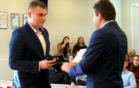 Młodzieżowa Rada Miejska w Stalowej Woli rozpoczęła swoją działalność (na zdjęciu znajduje się dw&oacute;ch mężczyzn)