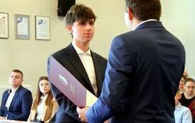 Młodzieżowa Rada Miejska w Stalowej Woli rozpoczęła swoją działalność (na zdjęciu znajduje się dw&oacute;ch mężczyzn)