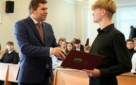 Młodzieżowa Rada Miejska w Stalowej Woli rozpoczęła swoją działalność (na zdjęciu znajduje się dw&oacute;ch mężczyzn)