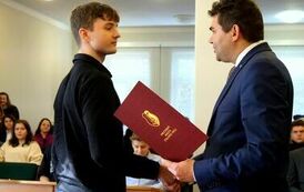 Młodzieżowa Rada Miejska w Stalowej Woli rozpoczęła swoją działalność (na zdjęciu znajduje się dw&oacute;ch mężczyzn)