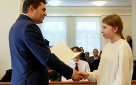 Młodzieżowa Rada Miejska w Stalowej Woli rozpoczęła swoją działalność (na zdjęciu znajduje się męzczyzna i kobieta)