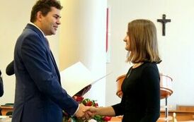 Młodzieżowa Rada Miejska w Stalowej Woli rozpoczęła swoją działalność (na zdjęciu znajduje się męzczyzna i kobieta)