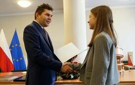 Młodzieżowa Rada Miejska w Stalowej Woli rozpoczęła swoją działalność (na zdjęciu znajduje się męzczyzna i kobieta)