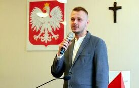 Młodzieżowa Rada Miejska w Stalowej Woli rozpoczęła swoją działalność (na zdjęciu znajduje się męzczyzna)