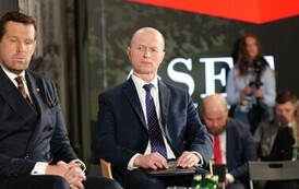 P1368047