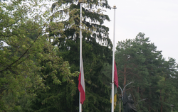 Zdjęcie do Flagi na masztach opuszczone do połowy na znak...