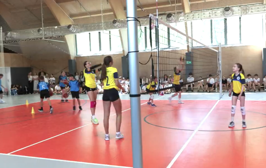 Zdjęcie do (VIDEO) "Czw&oacute;rka" z nową halą sportową 