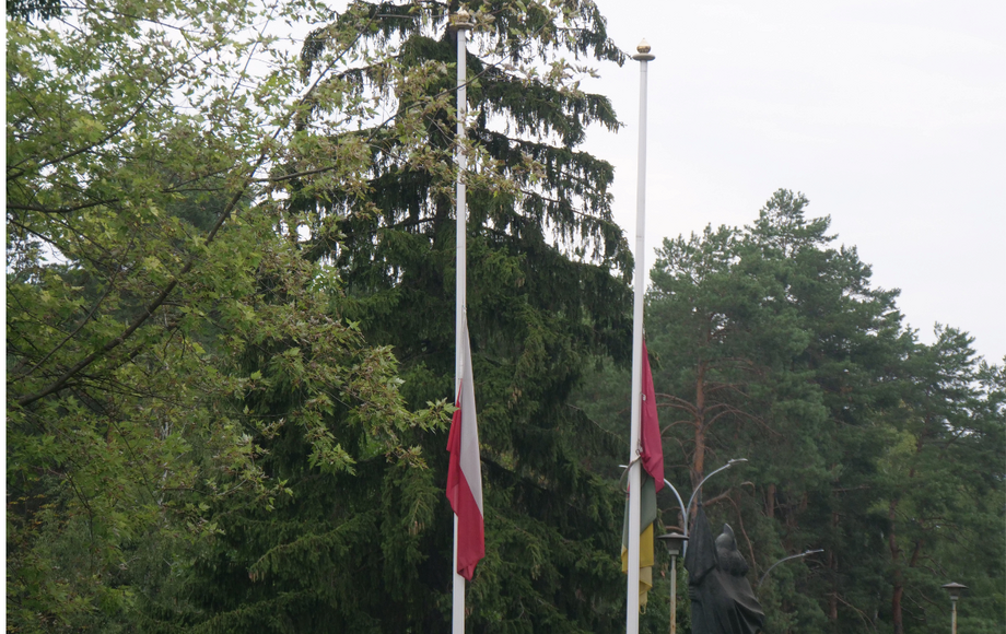 Zdjęcie do Flagi na masztach opuszczone do połowy na znak żałoby 
