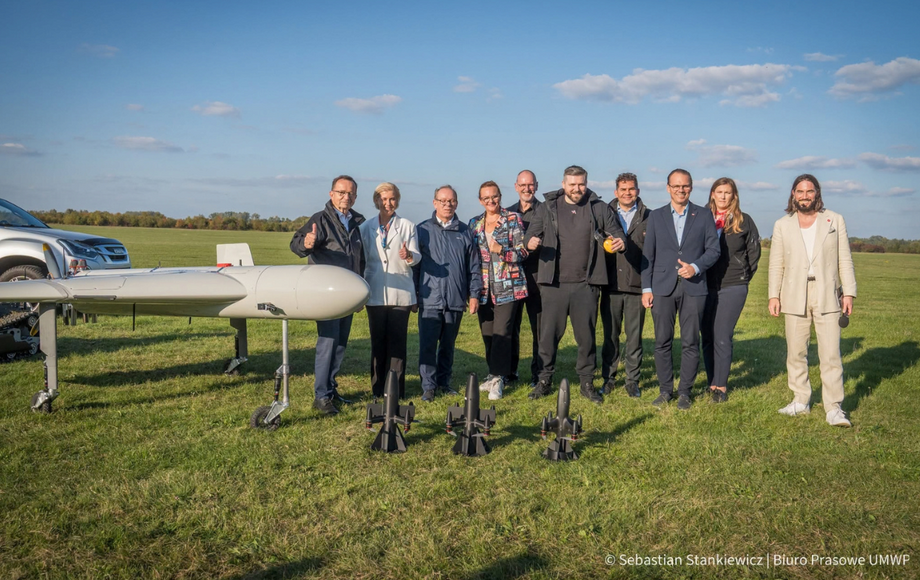 Zdjęcie do Dynamiczne pokazy Dual Use Drone Showcase na lotnisku Stalowa...
