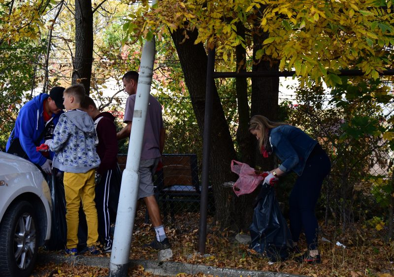 Uczniowie wraz z&nbsp;rodzicami posprzątali stalowowolski świat..
