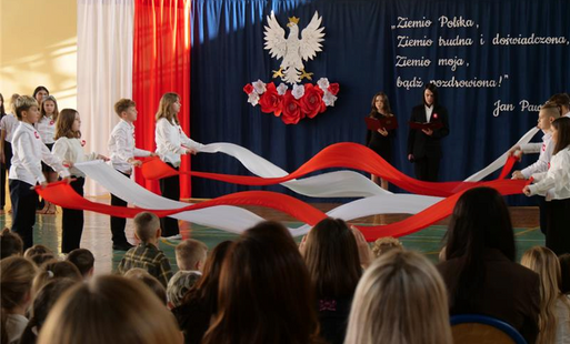 Zdjęcie do (VIDEO) Dzieci i młodzież uczciły Narodowe Święto Niepodległości 