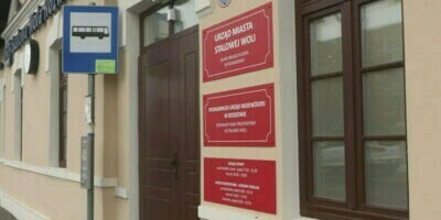drzwi i tabliczki, wejście do biura paszportowego w Rozwadowie