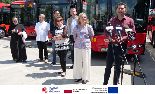 Zdjęcie do Kolejny krok w stronę nowoczesności. Pięć nowych autobus&oacute;w elektrycznych zasiliło tabor komunikacji miejskiej 