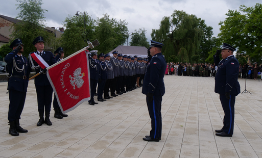 Zdjęcie do Święto Policji na rozwadowskim Rynku. Funkcjonariusze odebrali awanse i odznaczenia