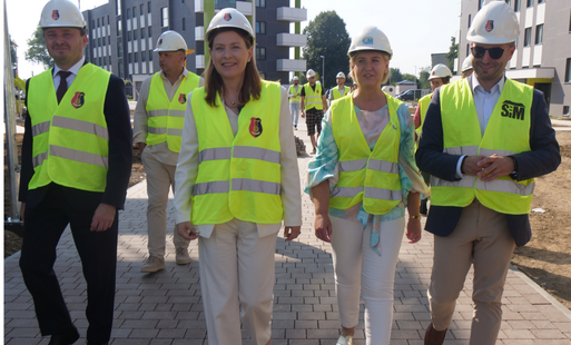 Zdjęcie do Inwestycja, kt&oacute;ra odpowiada na potrzeby mieszkańc&oacute;w &ndash; Minister Funduszy i Polityki Regionalnej Katarzyna Pełczyńska-Nałęcz odwiedziła Osiedle Ogrodowe w Stalowej Woli 