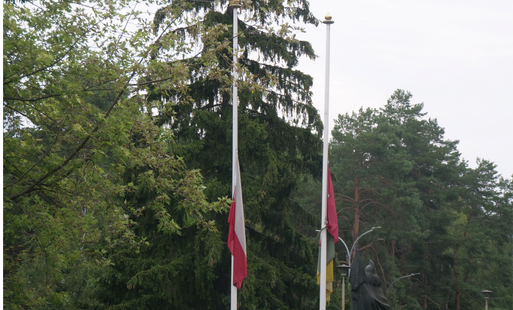 Zdjęcie do Flagi na masztach opuszczone do połowy na znak żałoby 